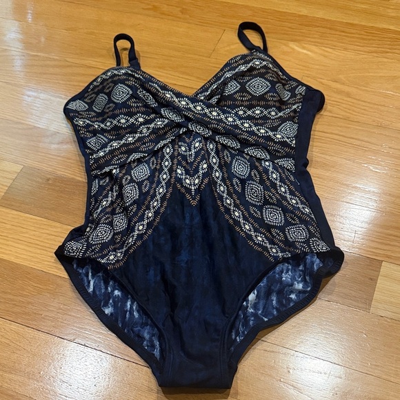 Miraclesuit one piece swim suit size 10. - Picture 1 of 7